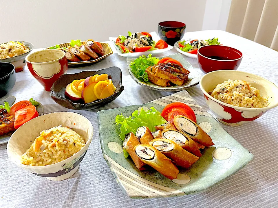 ササミの海苔梅春巻き、厚揚げのしそチーズ甘辛焼き、豆腐とひじきのサラダ、さつまいもとりんごのレモン煮、鯖缶のバター風味炊き込みご飯🍚🐟🧈|ゆかりさん