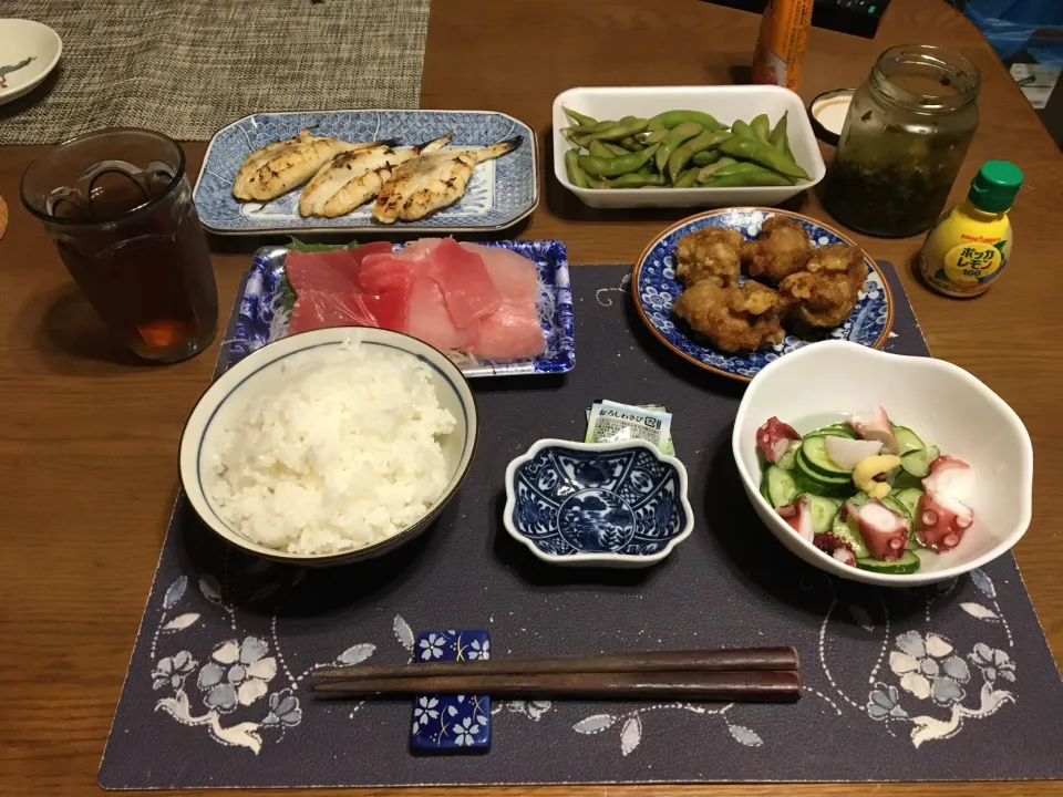 ご飯、めばちまぐろの切り落とし、鳥もも肉の竜田揚げ、フグの一夜干し、枝豆、タコときゅうりの酢の物、ごま高菜漬け、烏龍茶(夕飯)|enarinさん