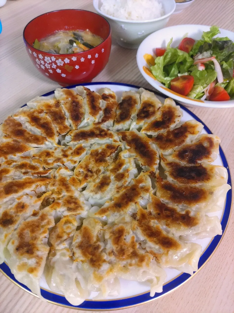 焼き餃子
サニーレタスとかにかまサラダ
春雨スープ|ちゃいさん