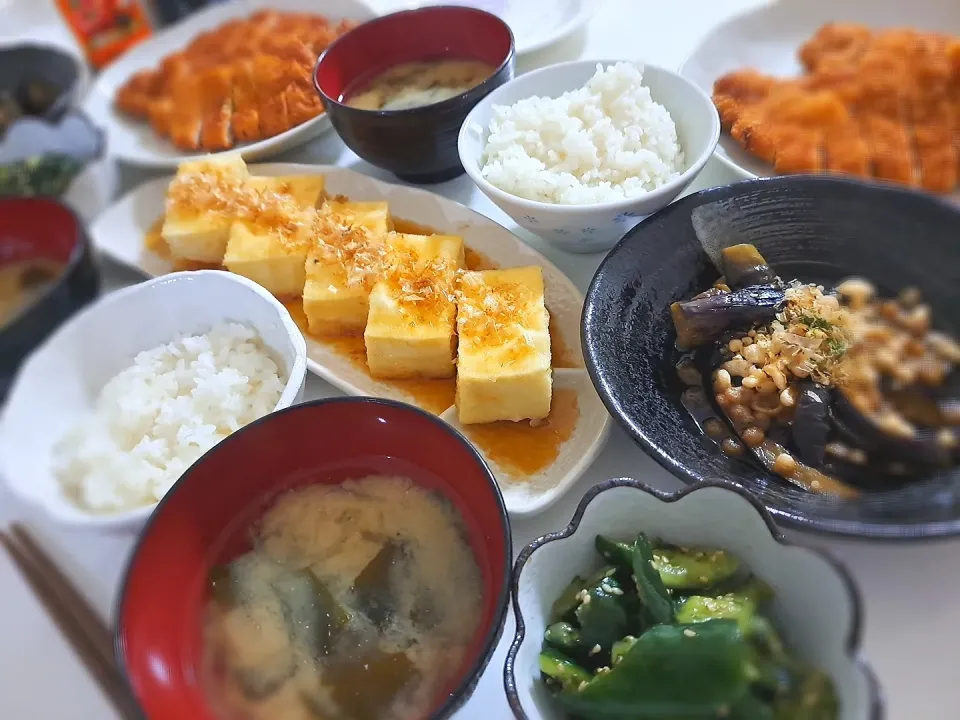 夕食(*ˊ˘ˋ*)
とんかつ🐷
 揚げ出し豆腐
ナスの煮びたし
きゅうりと韓国海苔あえ
おみそ汁(玉ねぎ、ワカメ)|プリン☆さん