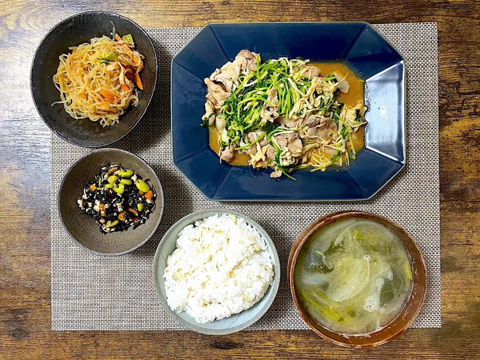 豆苗とエノキ豚肉の豆板醤炒め　春雨サラダ　豆腐とひじき、枝豆の旨煮　麦ご飯　味噌汁|♡misaki♡さん