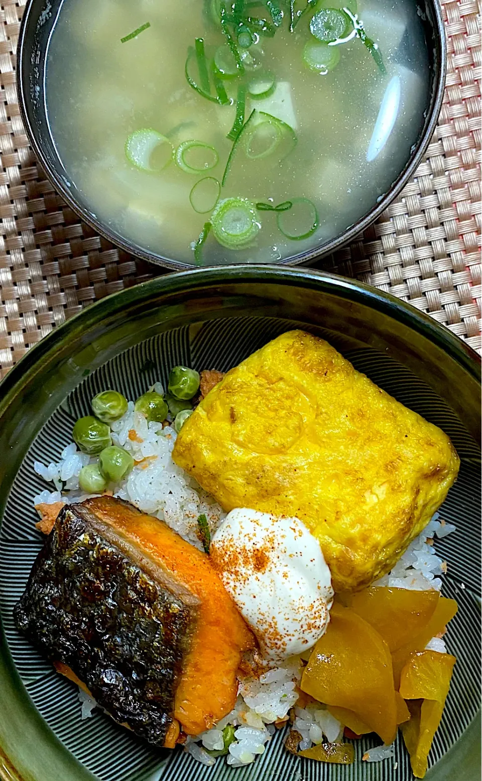 焼鮭と厚焼き卵のうすいえんどう豆どん|すくらんぶるえっぐさん