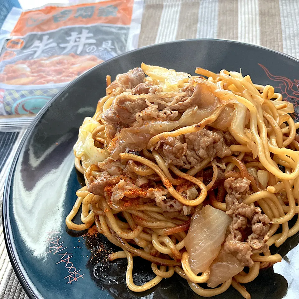 Snapdishの料理写真:冷凍牛丼の具でソース焼きそば😊|ららさん