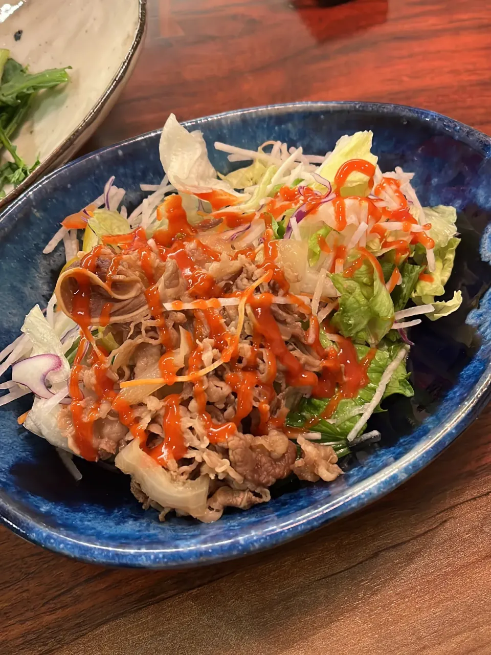 牛丼の具でサラダ×シラチャーソース|かにかにさん