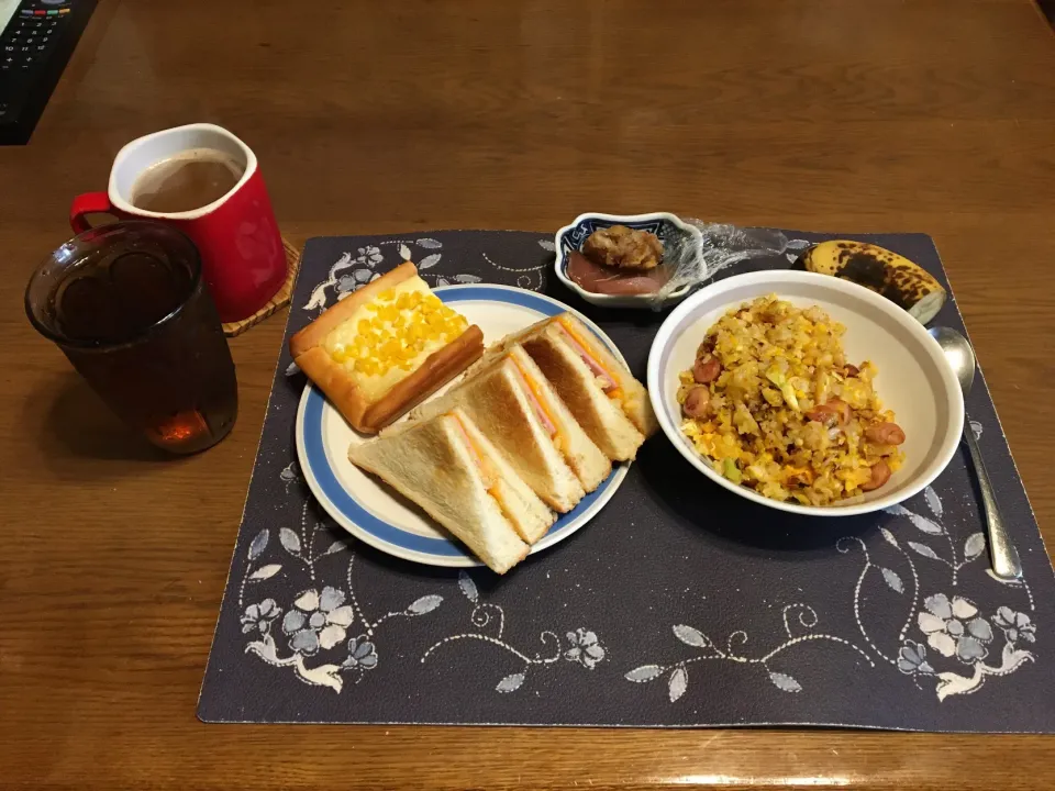 ホットサンドイッチ、炒飯、マヨコーンパン、めばちまぐろ、鶏の竜田揚げ、ホットコーヒー、烏龍茶(昼飯)|enarinさん