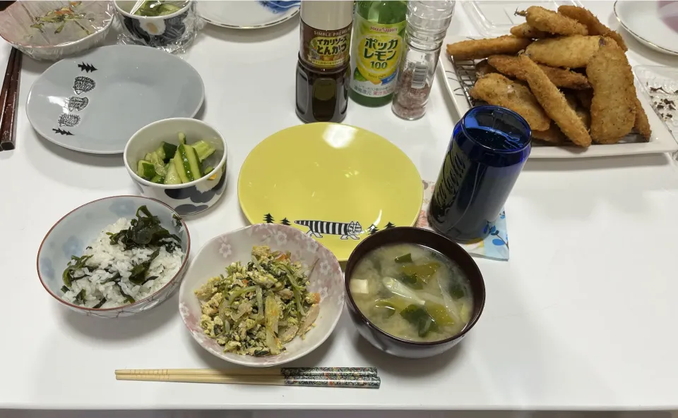 晩御飯☆ししゃもの開きフライ☆わかめご飯☆やみつき胡瓜☆豆苗炒め（もやし野菜ミックス・ツナ・卵）☆みそ汁（豆腐・葱・わかめ）|Saharaさん