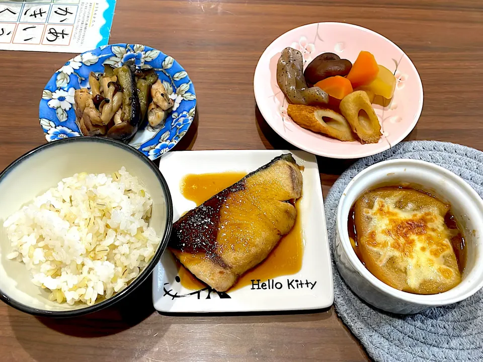 Snapdishの料理写真:ブリの照り焼き　オニオングラタンスープ　煮物　茄子としめじのニンニクバター醤油炒め|おさむん17さん