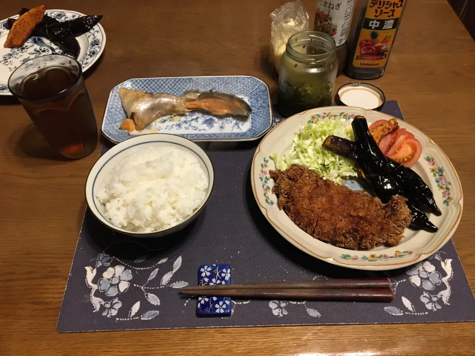 ご飯、トンカツ、茄子とかぼちゃの素揚げ、トマト、千切りキャベツ、熟成銀鮭(かま)の焼き物、ごま高菜漬け、烏龍茶|enarinさん