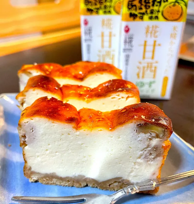 Snapdishの料理・レシピ写真:糀甘酒のベイクドチーズケーキ｜爽やかな香りとやさしい甘さに身も心も癒される♡【糀甘酒ゆずブレンド】の誘惑