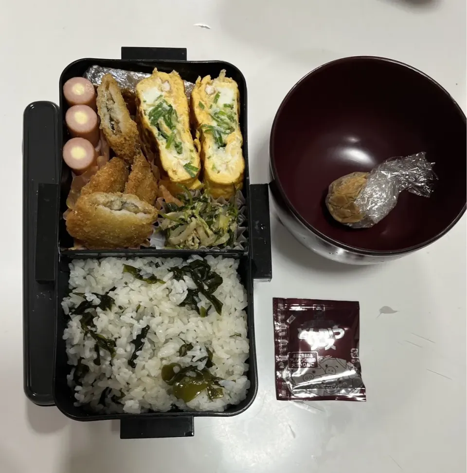 パパ弁☆チーズinソーセージ☆鮭☆ししゃもの開きフライ☆豆苗炒め☆葱入り卵焼き☆わかめご飯☆みそ玉|Saharaさん