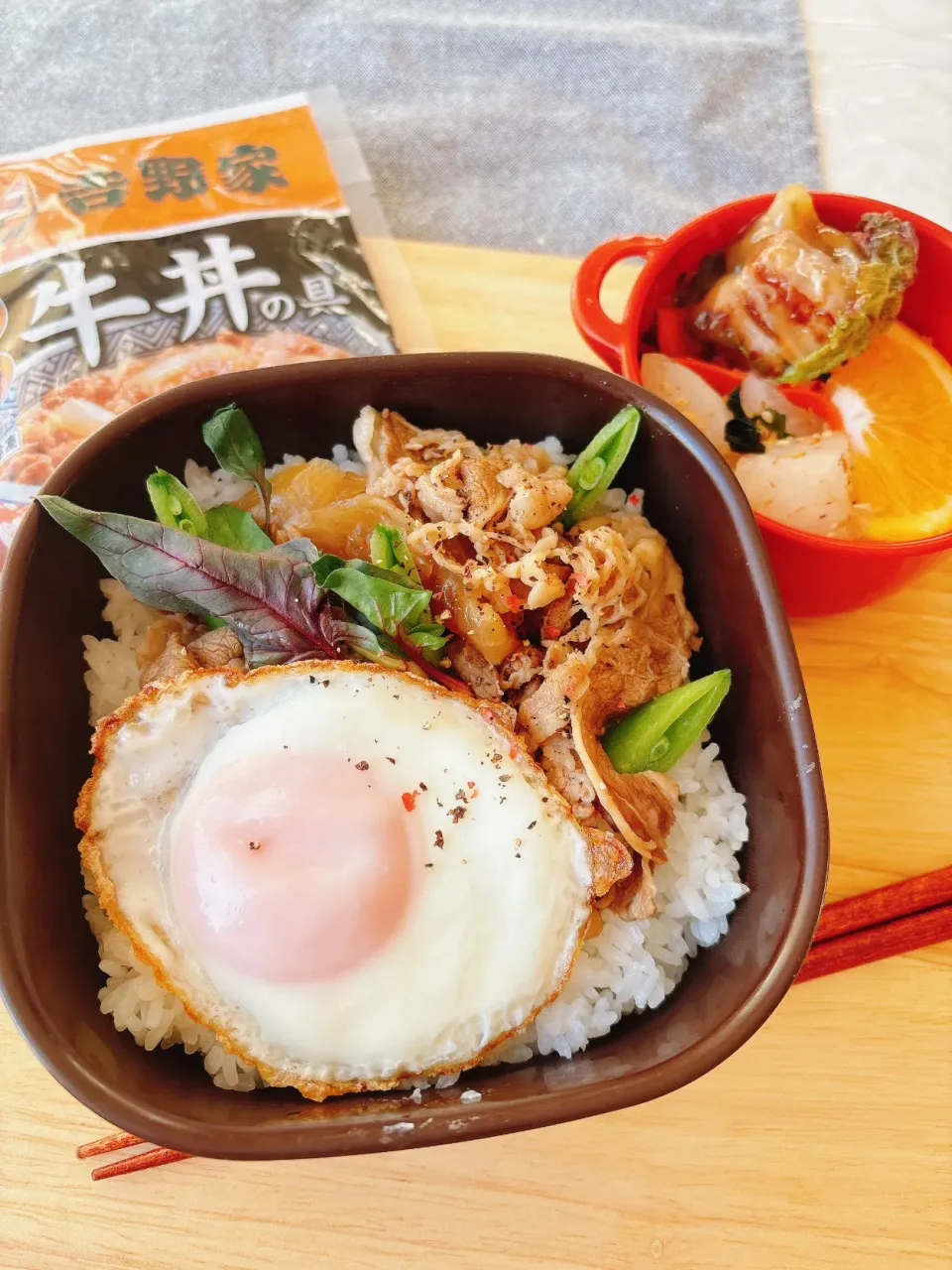 Snapdishの料理写真:ガパオ風牛丼弁当|さちっぺさん