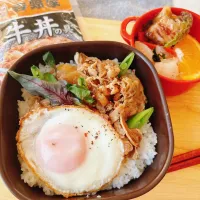 Snapdishの料理写真:ガパオ風牛丼弁当|さちっぺさん