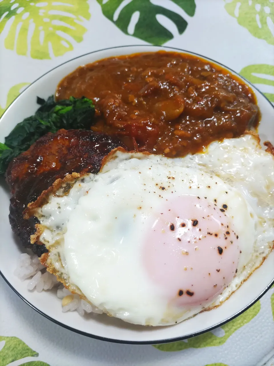 Snapdishの料理写真:ハンバーグ目玉カレー🍛ボリューミー😄|rikako♪。.:＊さん