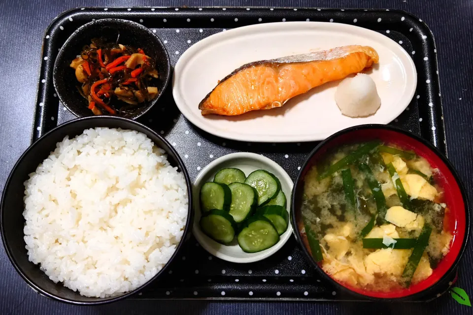 今日の朝ごはん（魚沼産コシヒカリ、焼鮭（銀鮭）、切り昆布煮、ニラ玉のみそ汁、きゅうりのぬか漬）|Mars＠釜飯作り研究中さん