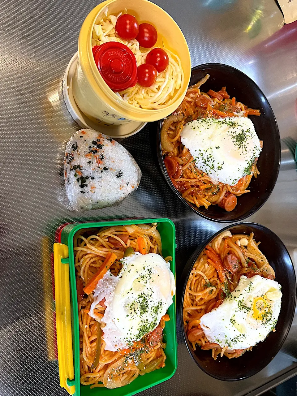 今日の晩御飯はレンジでナポリタン✨後は愛妻弁当と旦那さん用朝おにぎり🍙✨|モモ&ハーブmama🐰🐹🐢🐠❤️さん