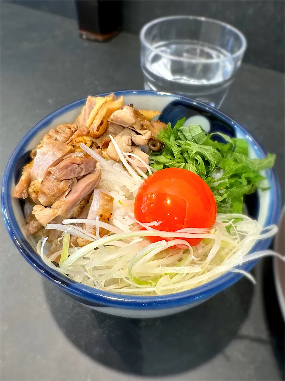 Snapdishの料理写真:親鳥の炙りたたき風飯（大盛）@笠岡ラーメン 一元堂|morimi32さん