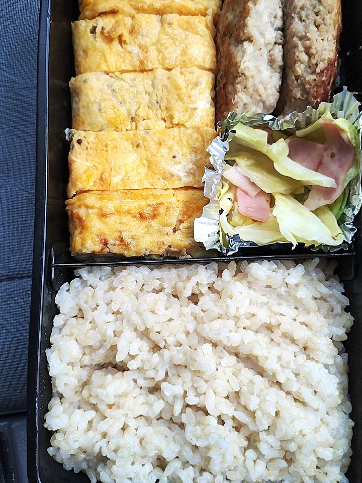 Snapdishの料理写真:手作り弁当
マスタード入り卵焼き
鶏ひき肉の豆腐ハンバーグ
レンチンでキャベツとベーコンの温サラダ|俊一さん