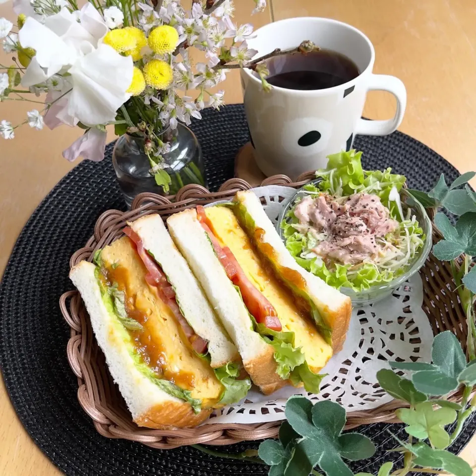 3/28❤︎だし巻き玉子サンド🤛とツナサラダ🥗

＊ 嵜本極生北海道ミルクバター食パン
＊ だし巻き玉子
＊ 豚みそ
＊ チェダースライスチーズ🧀
＊フリルレタス＊トマト 
＊ ツナサラダ|Makinsさん