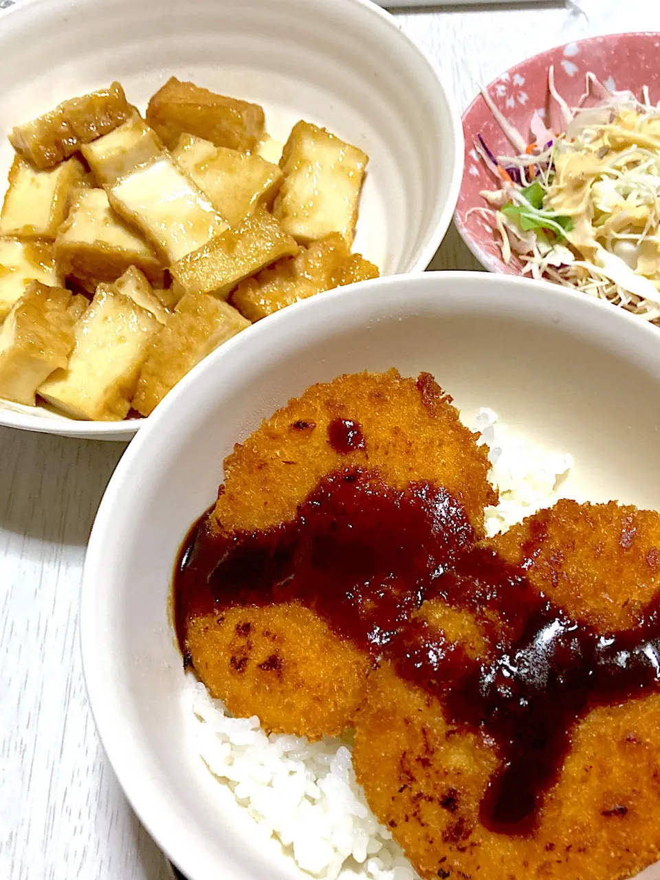 厚揚げのみぞれうま煮、コロッケ丼、サラダ|Ayaさん