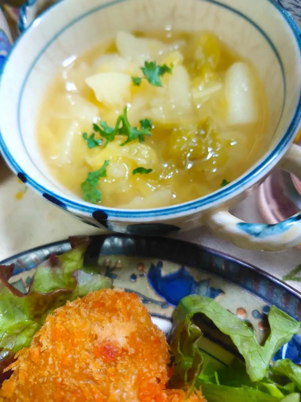 Snapdishの料理写真:キャベツとじゃがいもと玉ねぎの煮込みギリギリ野菜スープ|粉雪くるみさん