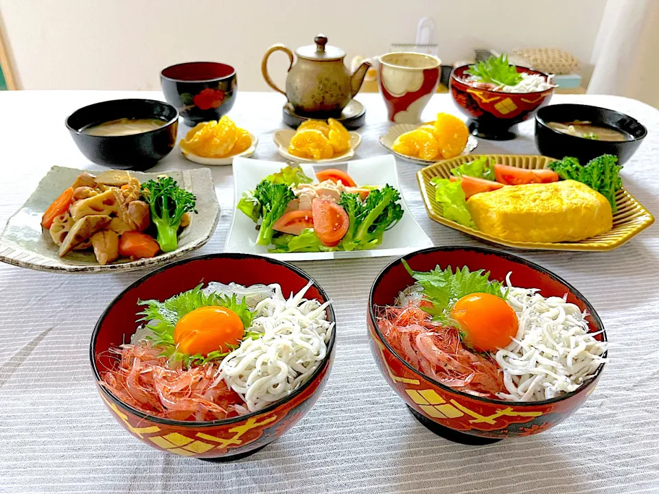 生しらすと生桜エビと茹でしらす丼、筑前煮、だし巻き玉子|ゆかりさん