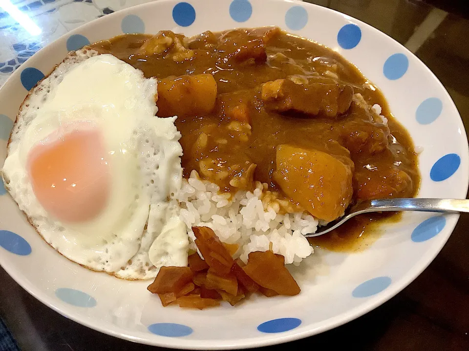 目玉焼きカレー🍛😋|アライさんさん