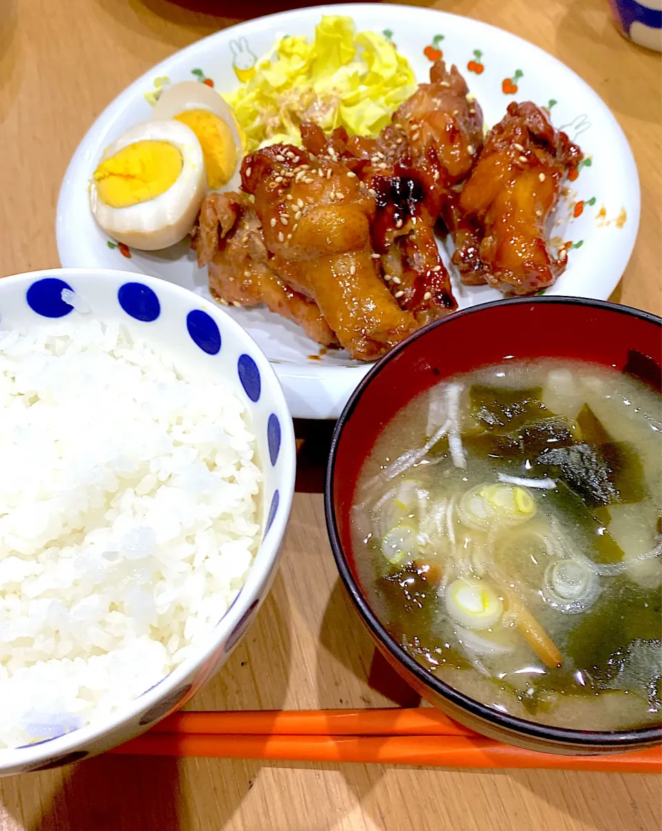 今夜の夕ご飯。なめこ大根ワカメ長ネギ味噌汁。味玉、タイムセールでゲットした100グラム58円の国産手羽中を照り焼きで|りえはるさん