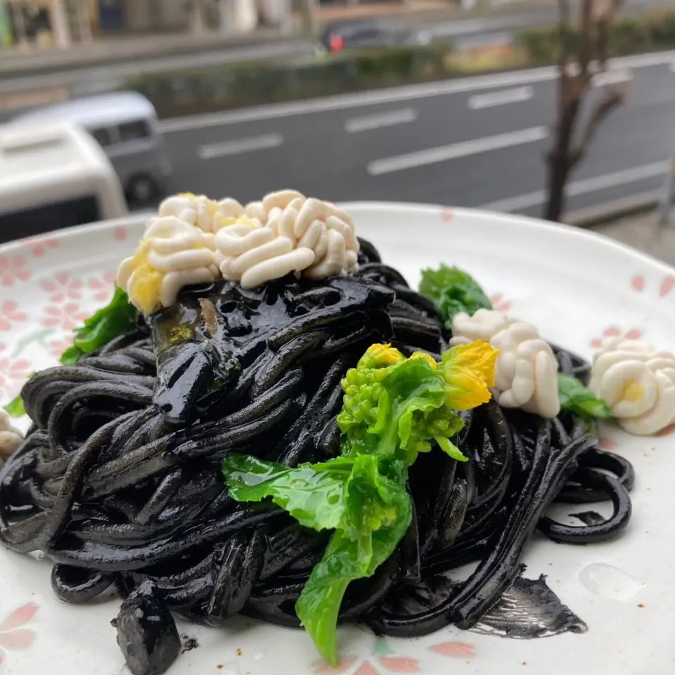 Snapdishの料理写真:鱈の白子と菜の花のせイカスミスパゲッティ|Kさん