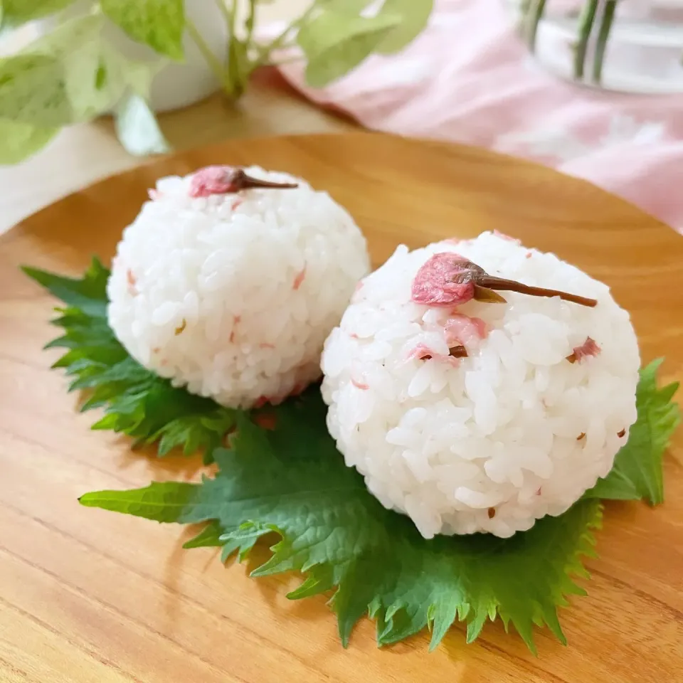 Snapdishの料理写真:さくらご飯おにぎり|ともさん