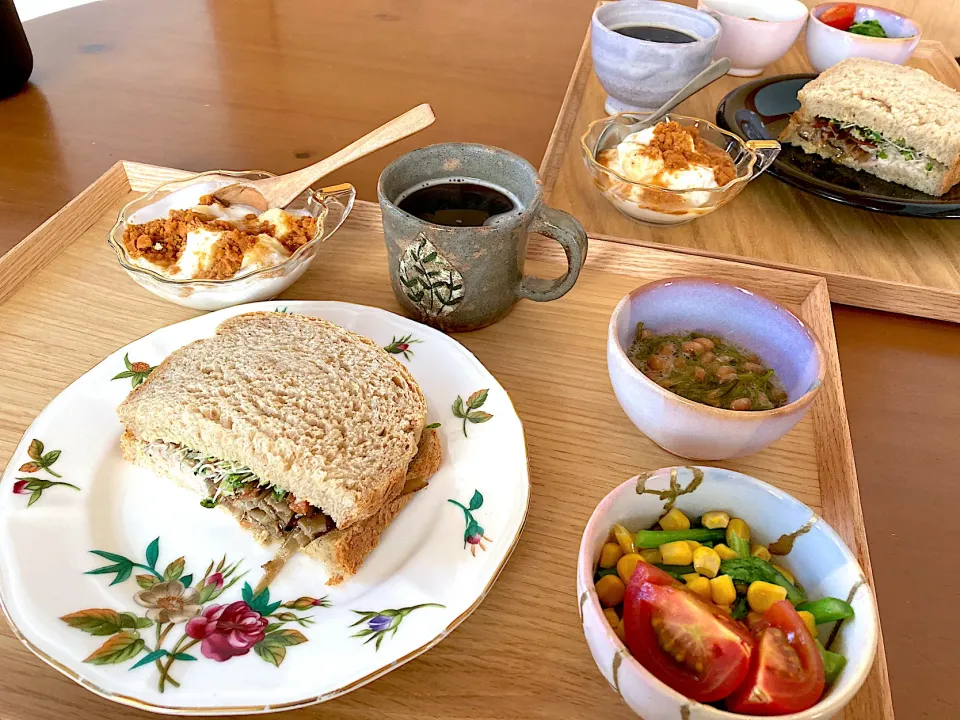 甘酒ライ麦食パン🍞できんぴらごぼう＆ツナマヨの和風ハーフアンドハーフサンドイッチ♡な朝ごはん|さくたえさん