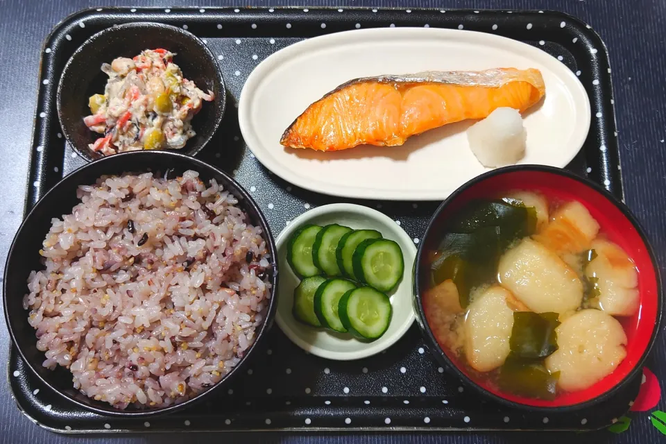 今日の朝ごはん（十六穀ごはんに焼鮭（銀鮭）、白あえ、ふ（焼麩）とわかめのみそ汁、きゅうりぬか漬）|Mars＠釜飯作り研究中さん