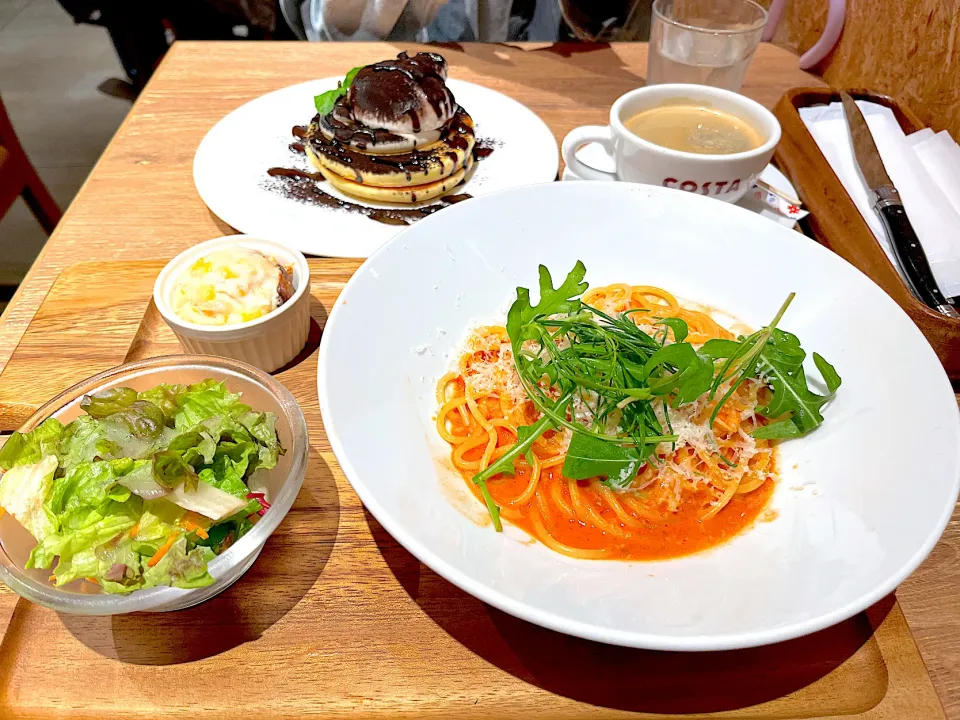 海老トマトクリームソースパスタとブッラータチーズのティラミスパンケーキ🥞|ゆかりさん