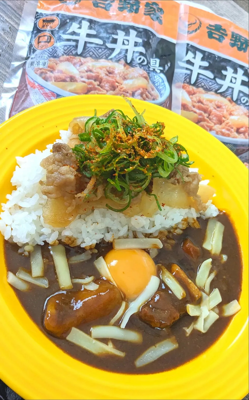 Snapdishの料理写真:トッピングしまくりカレー牛丼|ひとみんΨ(*´∀｀)Ψさん