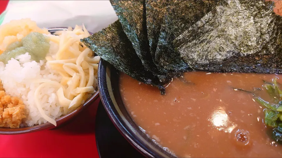 【食べログ TOP 5000】
IEKEI _ TOKYO 王道家直系
ラーメン (850円、麺柔らかめ/
味薄め/油少なめ)
－麺少なめ
＋海苔 (5枚、麺少なめサービス)
＋ライス大盛 (大盛まで120円)
@末広町2分
(JR秋葉原駅から徒歩8分)
24078 (83,560)|大脇さん