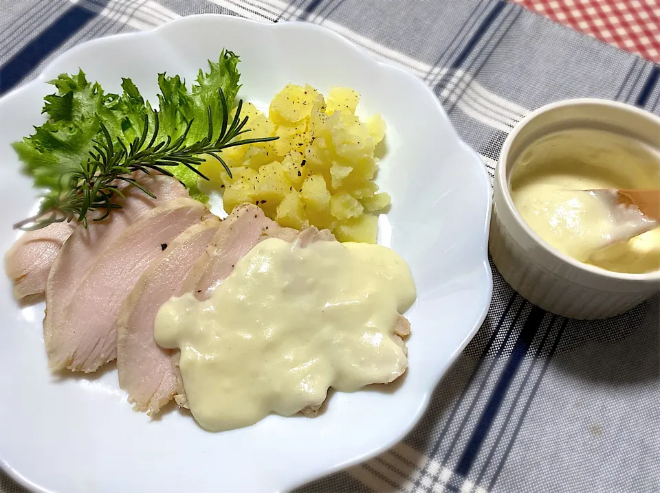 鶏胸肉ハム　　　　　　　　　　　　　　　　　　　　　手作りベシャメルソースで。|eiyadeさん