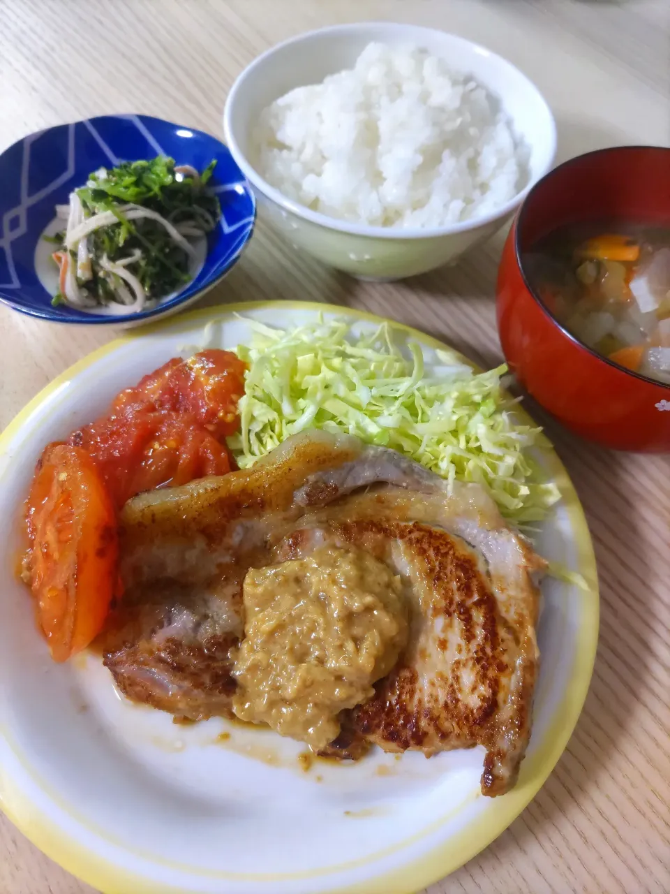 Snapdishの料理写真:豚肉のソテー味噌マヨソース
焼きトマト
豆苗のごま和え|ちゃいさん