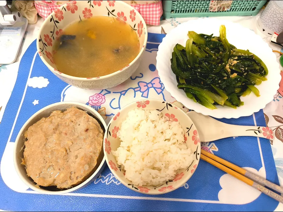 姬松茸螺片燉雞湯
土魷肉餅
蒜蓉油麥菜|Sharonさん