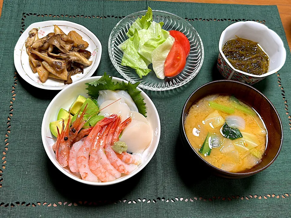 Snapdishの料理写真:ホタテと甘エビの海鮮丼(大葉、海苔、アボカド)|柚子きりかさん