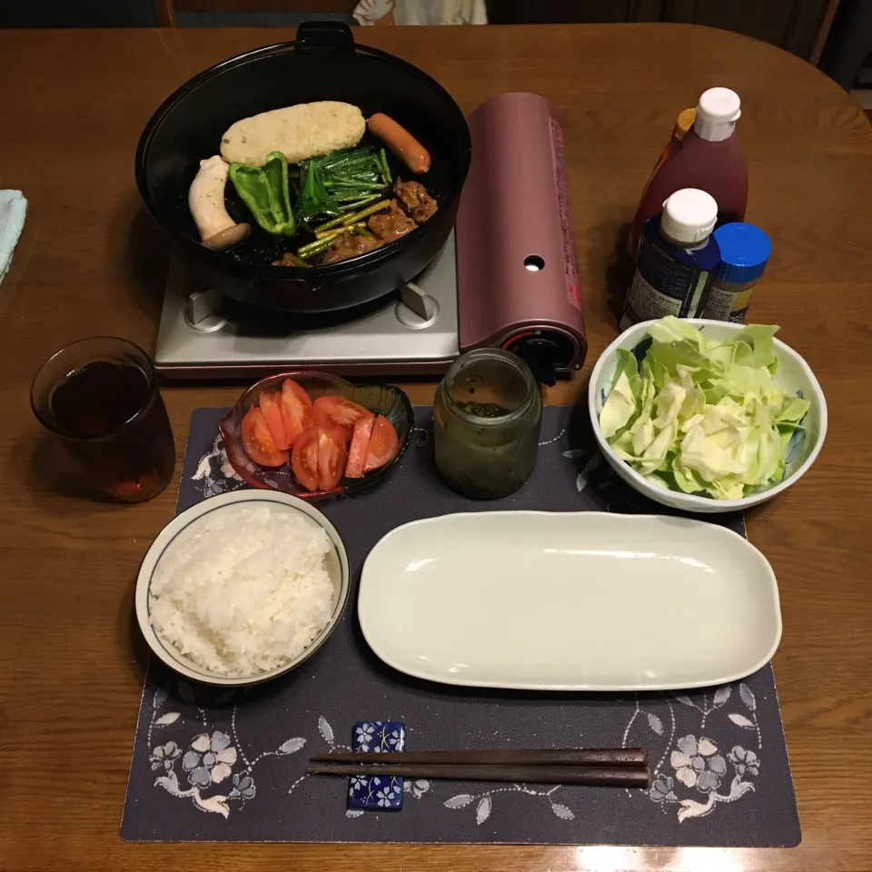 ご飯、南部鉄器の鉄鍋焼き(味付き牛バラ肉＋ニンニクの芽、ハッシュドポテト、ピーマン、エリンギ、ニラ)、バリバリキャベツ、トマト、ごま高菜漬け、烏龍茶(夕飯)|enarinさん