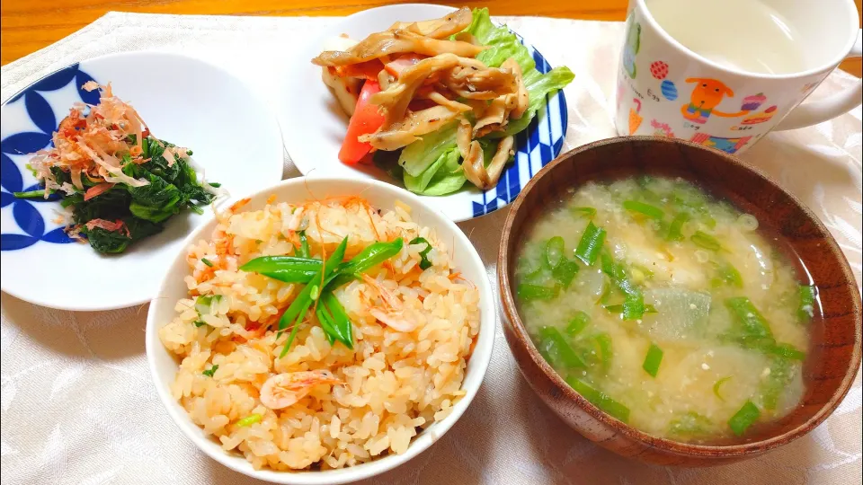 3/29の夕食
桜海老の炊き込みご飯
里芋の味噌汁
きのこのペペロンチーノサラダ
せりのおひたし|卯月さん