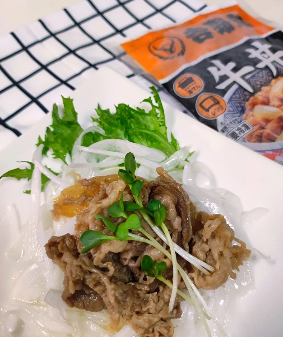 新玉ねぎと牛丼の具でサラダ🥗|ぽぽちゃんさん