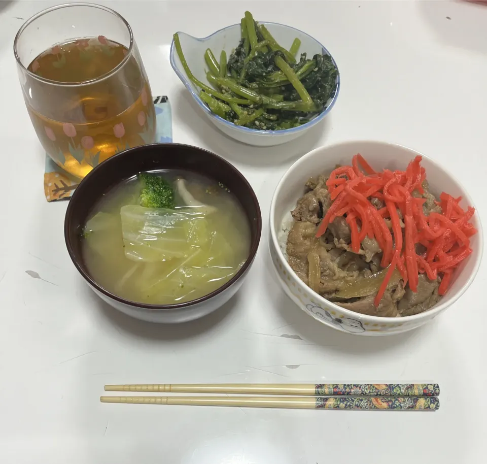 晩御飯☆牛丼☆菊菜の胡麻和え☆みそ汁（キャベツ・しめじ・ブロッコリー）牛丼を煮込む時に甘酒を砂糖代わりに😋|Saharaさん