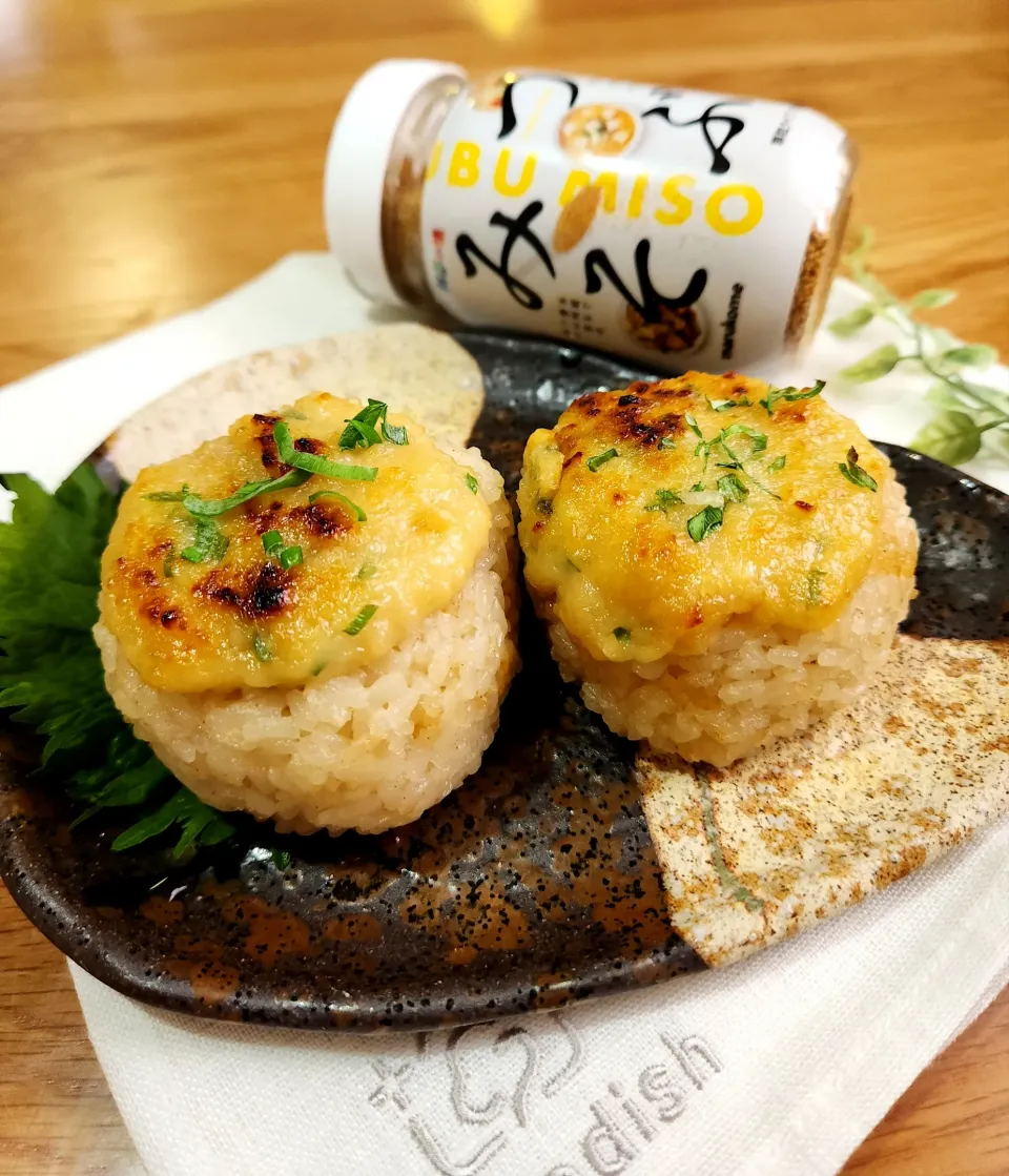 粒みそバター炊き込みご飯と
味噌マヨの焼おにぎり🍙|ナオミさん