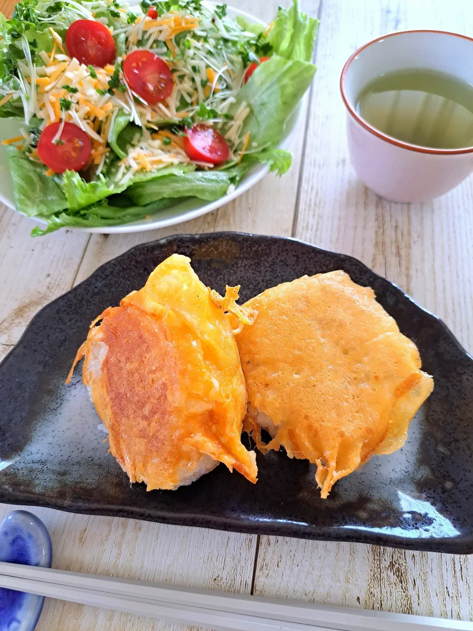 明太チーズ焼きおにぎり＆チーズサラダ|そらねこさん