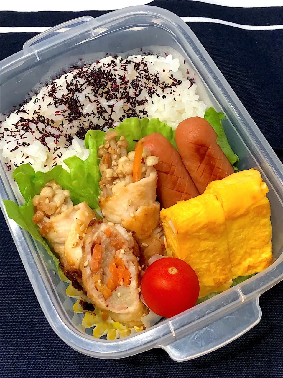 Snapdishの料理写真:ゆかりご飯、たまご焼き、ウインナー、肉巻きえのきの照り焼き、ミニトマト|きらきらさん