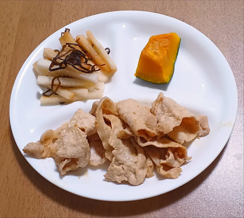 Snapdishの料理写真:豚肉の辛子味噌焼き
大根の塩昆布浅漬け
かぼちゃ
ご飯🍚|ナナさん