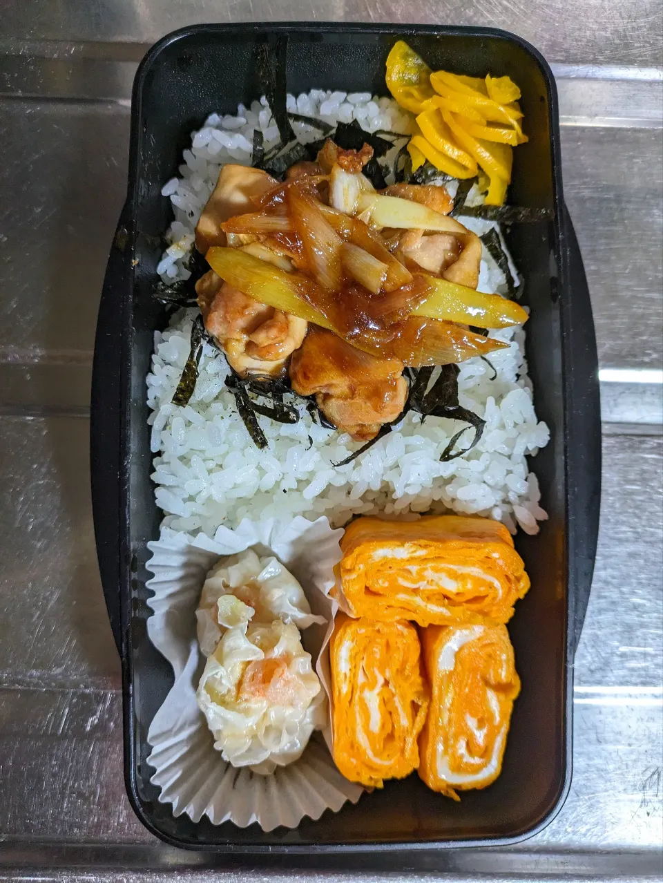 旦那弁当　2024/3/29

焼き鳥丼
海老焼売
玉子焼き|ユキヨメ♪さん