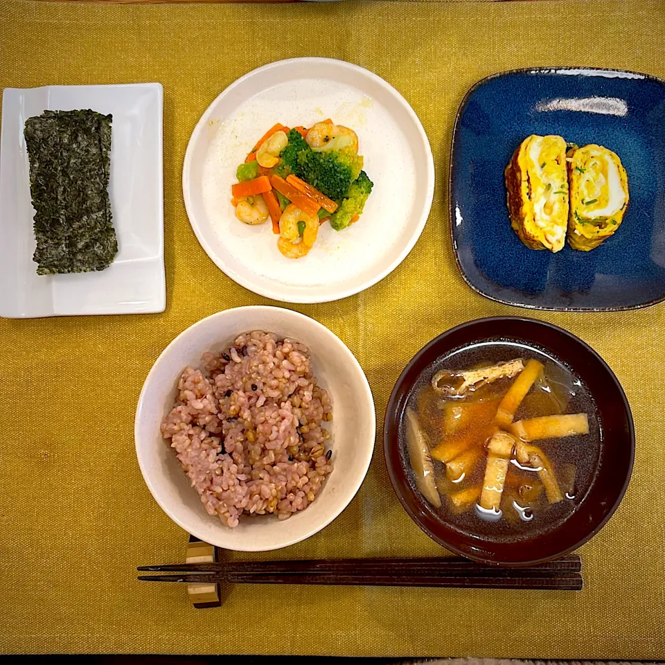 Snapdishの料理写真:エビとブロッコリーの炒めもので朝ごはん|Atelier Sekiさん