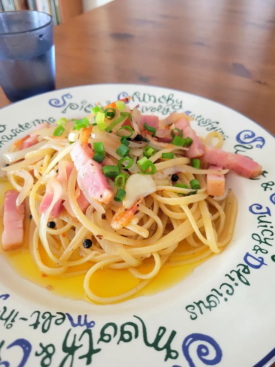 あるもんでパスタ（アヒージョオイル、ベーコン、玉ねぎ、桜エビ、カンボジア胡椒）|あんさん