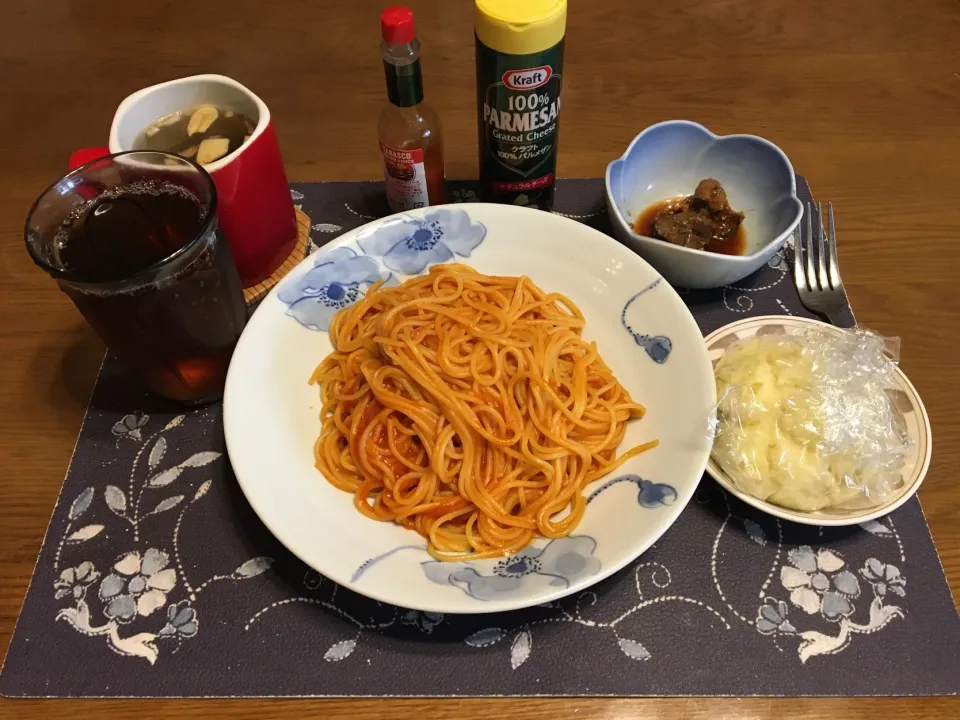 ガーリックトマトのナポリタンスパゲッティ、お芋の蒸しパン、若鶏レバー焼き、カットワカメ＆揚げ玉ねぎ＆揚げニンニク入りタマネギスープ、烏龍茶(昼飯)|enarinさん